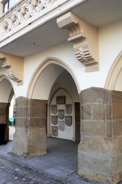 Ostrołukowe arkady podcienia z filarami z piaskowca. Fot. Ludmiła Łapka Biuro Architekta Miasta